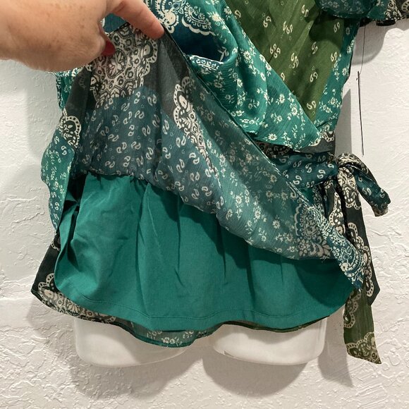 NWT Guess Blouse Short sleeve Ferra Top Sheer Bandana Print Green Side Tie M - Picture 12 of 13